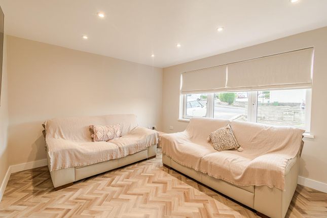 7, Myrtle Grove, Barry photo 2