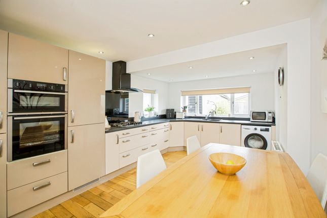 4, Jerwood Hill Close, Halifax photo 4