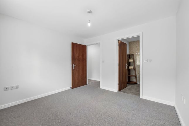 37, Moorland Green, Swansea photo 4