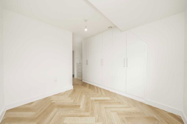 Flat 12, 1, Guardhouse Way, London photo 4