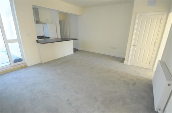 2 bed flat to rent in The Broadway, Mill Hill NW7
