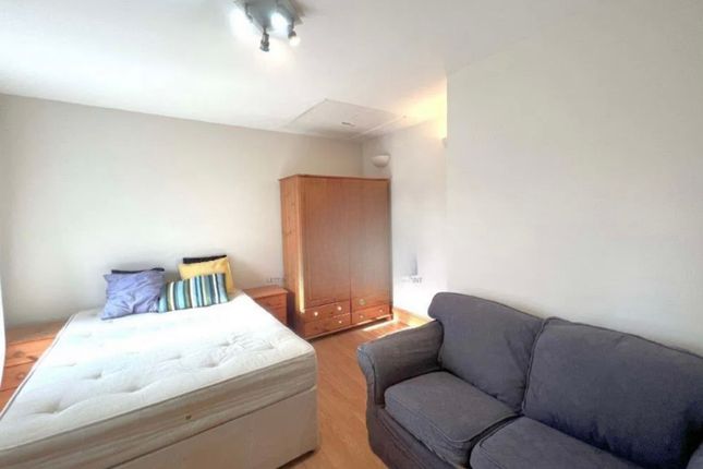 88, Balham, London SW12, Balham photo 4