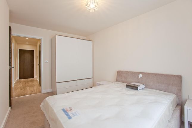 Flat to rent in Boulevard Drive, London