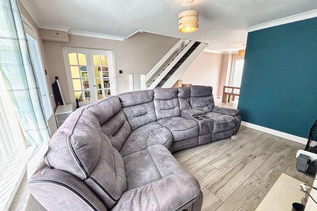 7 Elm Rise, Bridgend photo 2