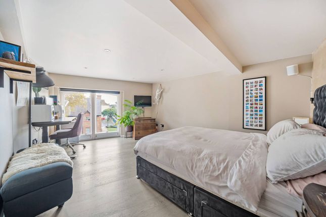 Maisonette for sale in Manor Place, Walworth, London