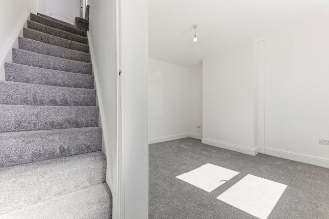 13, Unity Street, Wakefield photo 4