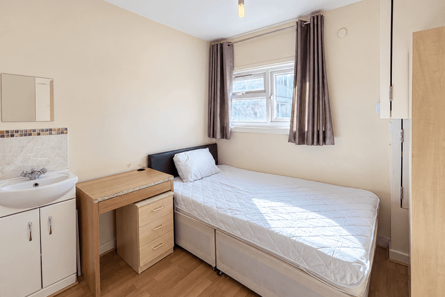 138 Chalkhill Road, Wembley photo 3