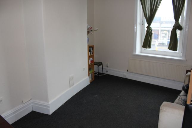 End terrace house to rent in Wakefield Road, Moldgreen, Huddersfield