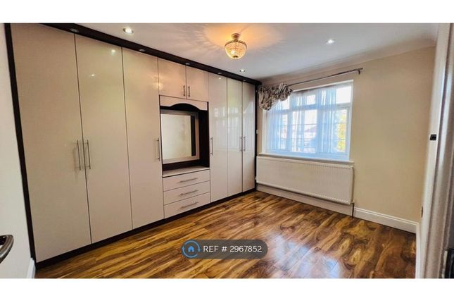 Warden Avenue, London photo 2