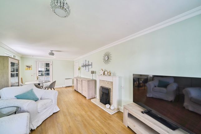 2-bed flat on Flat 3/Pegasus Court, Victoria Road, Buckhurst Hill, £375,000