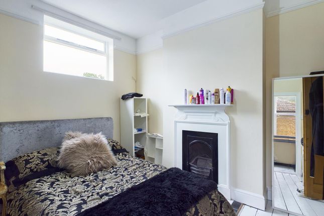 Shepperton Road, Surrey photo 4