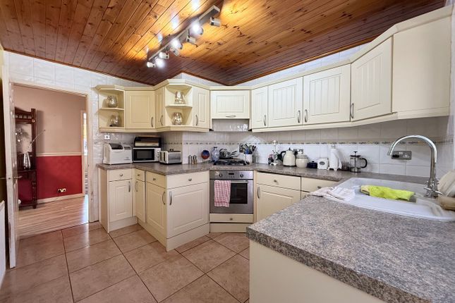 12, Derwen Deg Close, Abergavenny photo 3