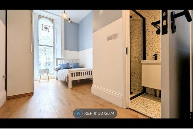Studio flat on Kensington Gardens Square, London, £1,980/mo