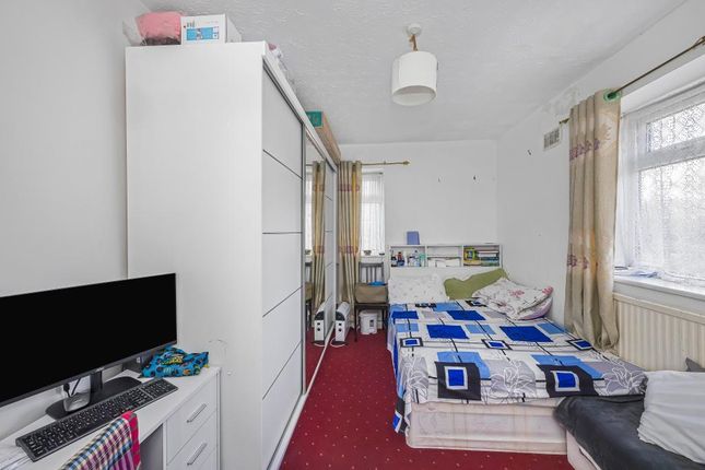 17 Lorne House, Ben Jonson Road, London photo 3