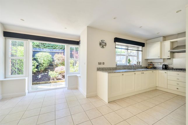 6, Barkhart Close, Wokingham photo 4