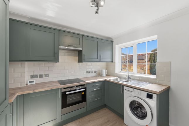 8 Lindwall Court, Worksop photo 2