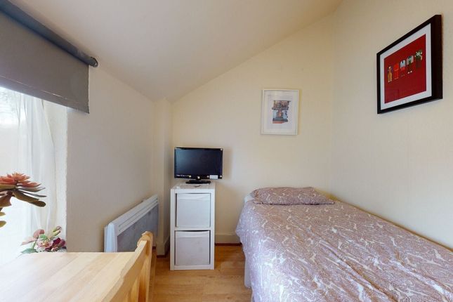 Room to rent in St. Pauls Avenue, London