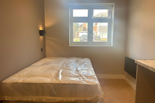 Flat 1, Unit 1, 96 Torrington Drive, Potters Bar photo 2