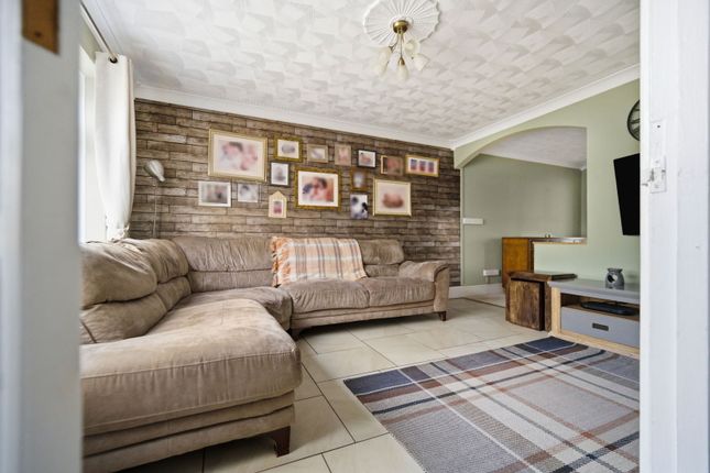 35, Shannon Close, Blackwood photo 4