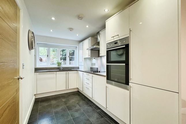2, Iris Close, Harpenden photo 3
