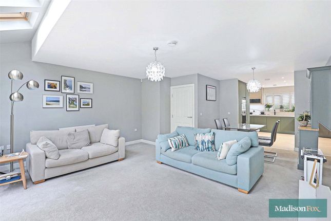14, Becket Close, Woodford Green photo 3