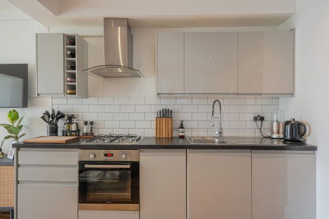 43, Briscoe Road, London photo 4