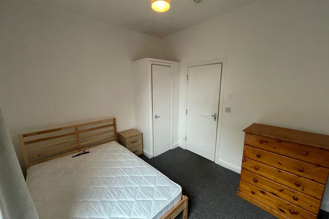 A Bright And Tidy Double Bedroom Featuring Ample S...