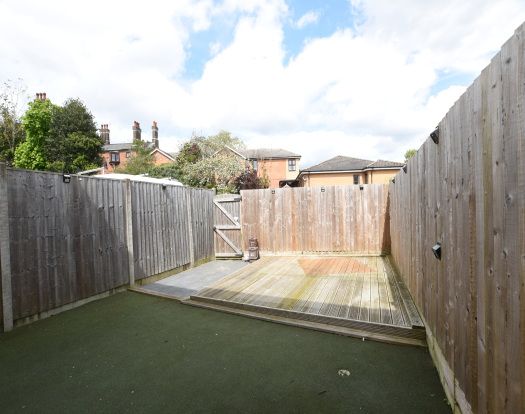 End terrace house to rent in Faulkners Way, Leighton Buzzard