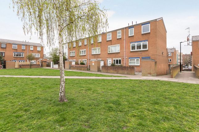 Maisonette to rent in Lydford Close, Dalston
