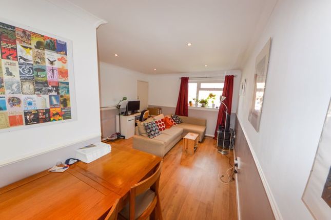 21, Valentine Court, Waterlooville photo 3