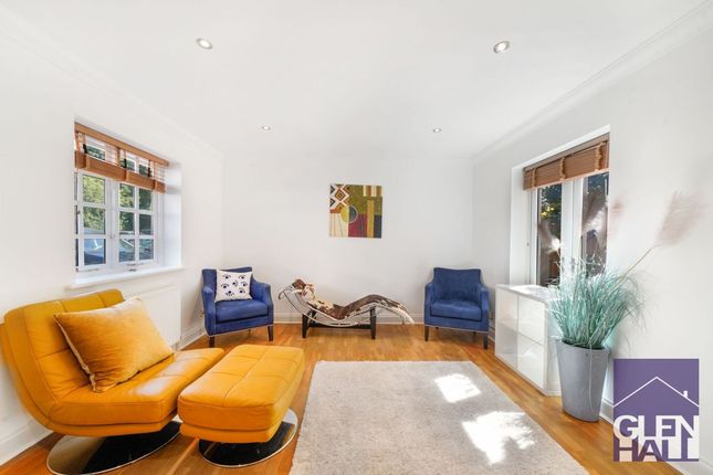 25 Lulworth Court, London photo 3