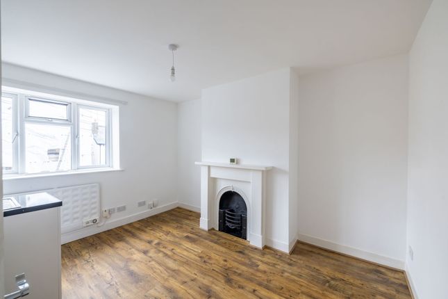 Flat 4 45 Earlswood Road, Redhill, Surrey photo 4
