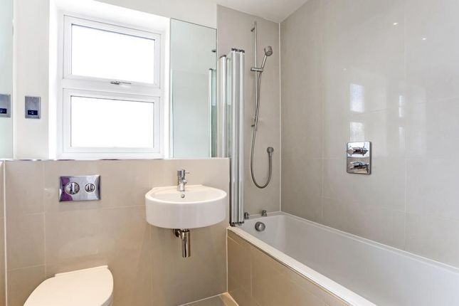 Flat 158, Quadrangle Tower, Cambridge Square, London photo 5