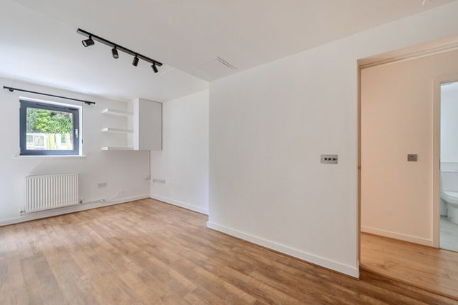 22 Scott Avenue, Putney photo 4
