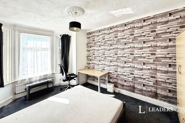 Room 4, 40, Henville Road, 40 Henville Road photo 2