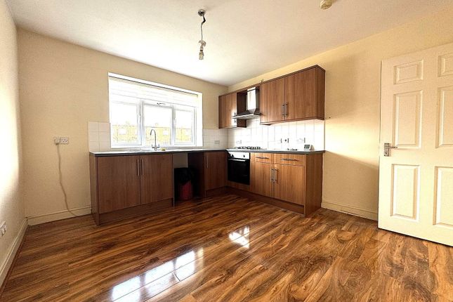 24,First Floor, Ash Grove, Southall photo 3