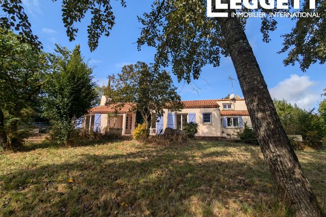 Thumbnail Villa for sale in Chantonnay, Vendée, Pays De La Loire