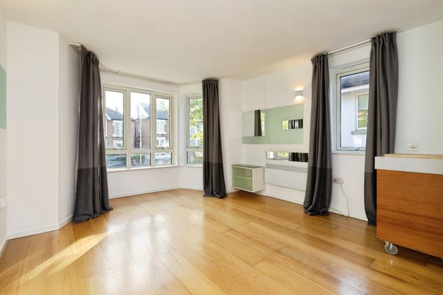 Regency Court, London photo 2