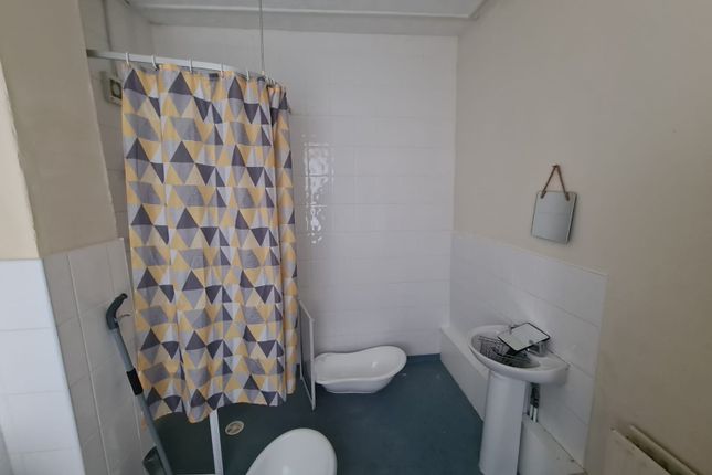 Flat to rent in Old Park Road, Wednesbury