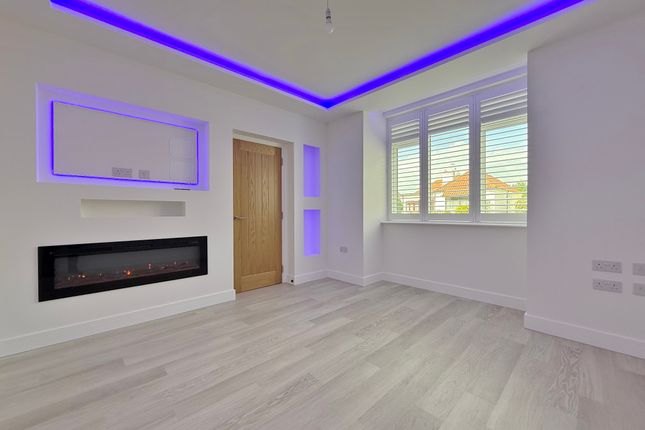 19, Lendorber Avenue, Portsmouth photo 4