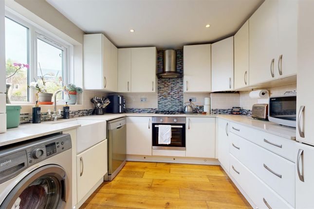 2, Caernarvon Close, Dorchester photo 3