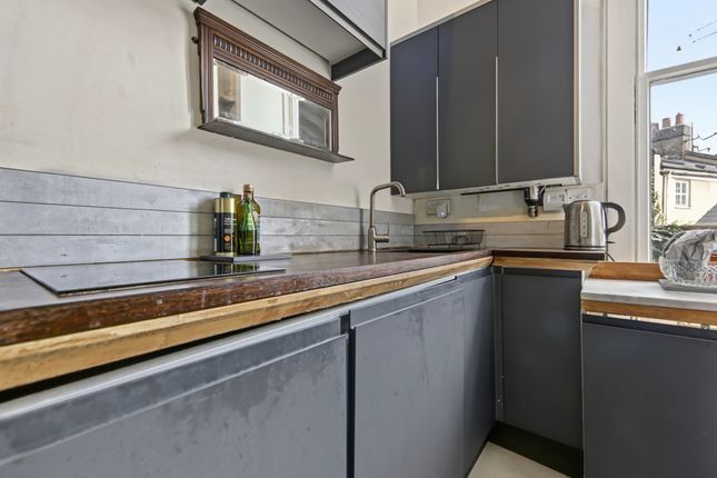 Flat Flat B, 5, Pembridge Crescent, London photo 3