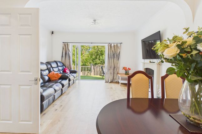 28 Cook Road, Barry photo 4