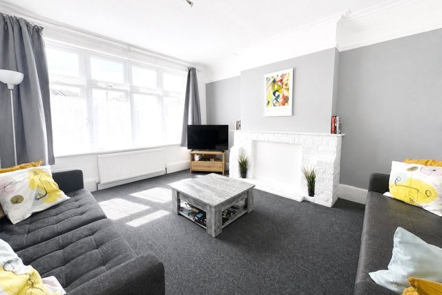 Upper Flat, 209, Bellingham Road, London photo 2