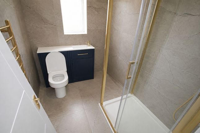 Flat, 5A Whiteleys Parade Uxbridge Road, Uxbridge photo 4
