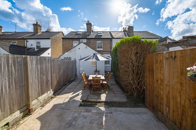 3, Vale Grove, Slough photo 3