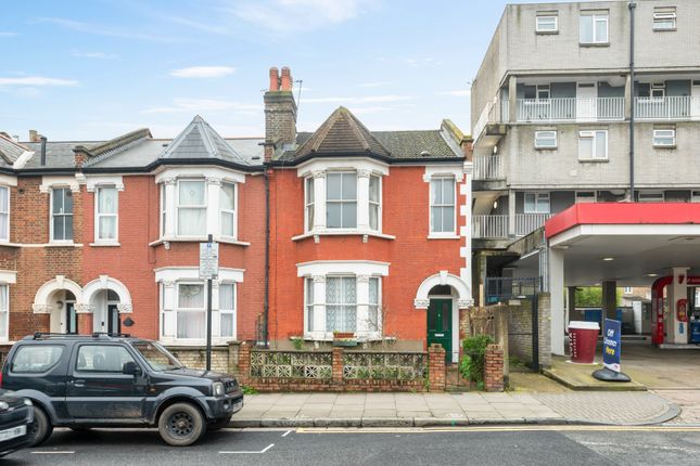 End terrace house for sale in Hornsey Road, London