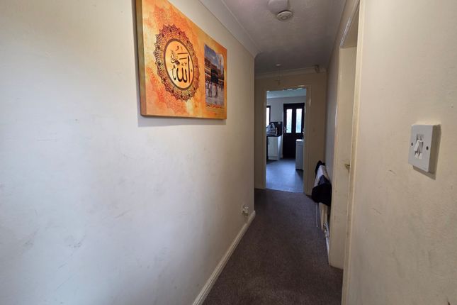 4 Brackenhill Drive, Bradford photo 3