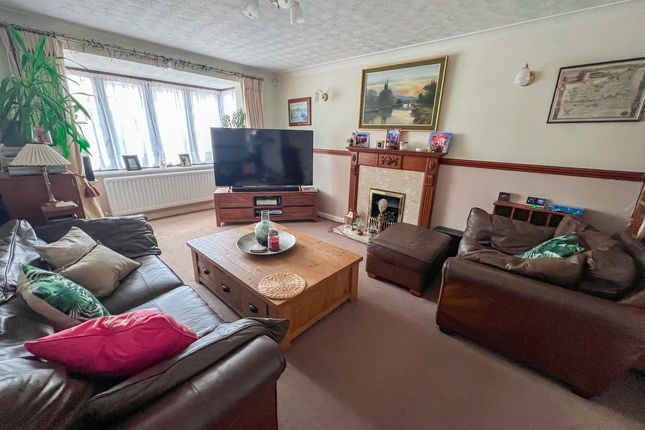 Hollingworth Close, West Molesey photo 3