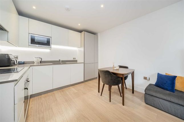 Maisonette for sale in Albemarle Walk, London